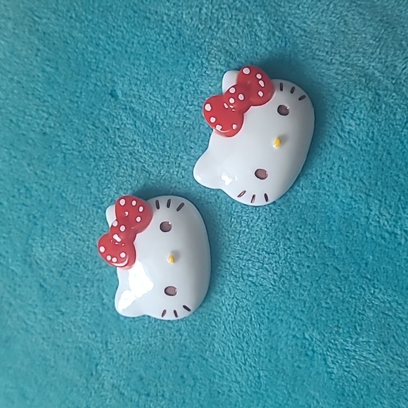 2 Hello Kitty Pins - Picture 3 of 15